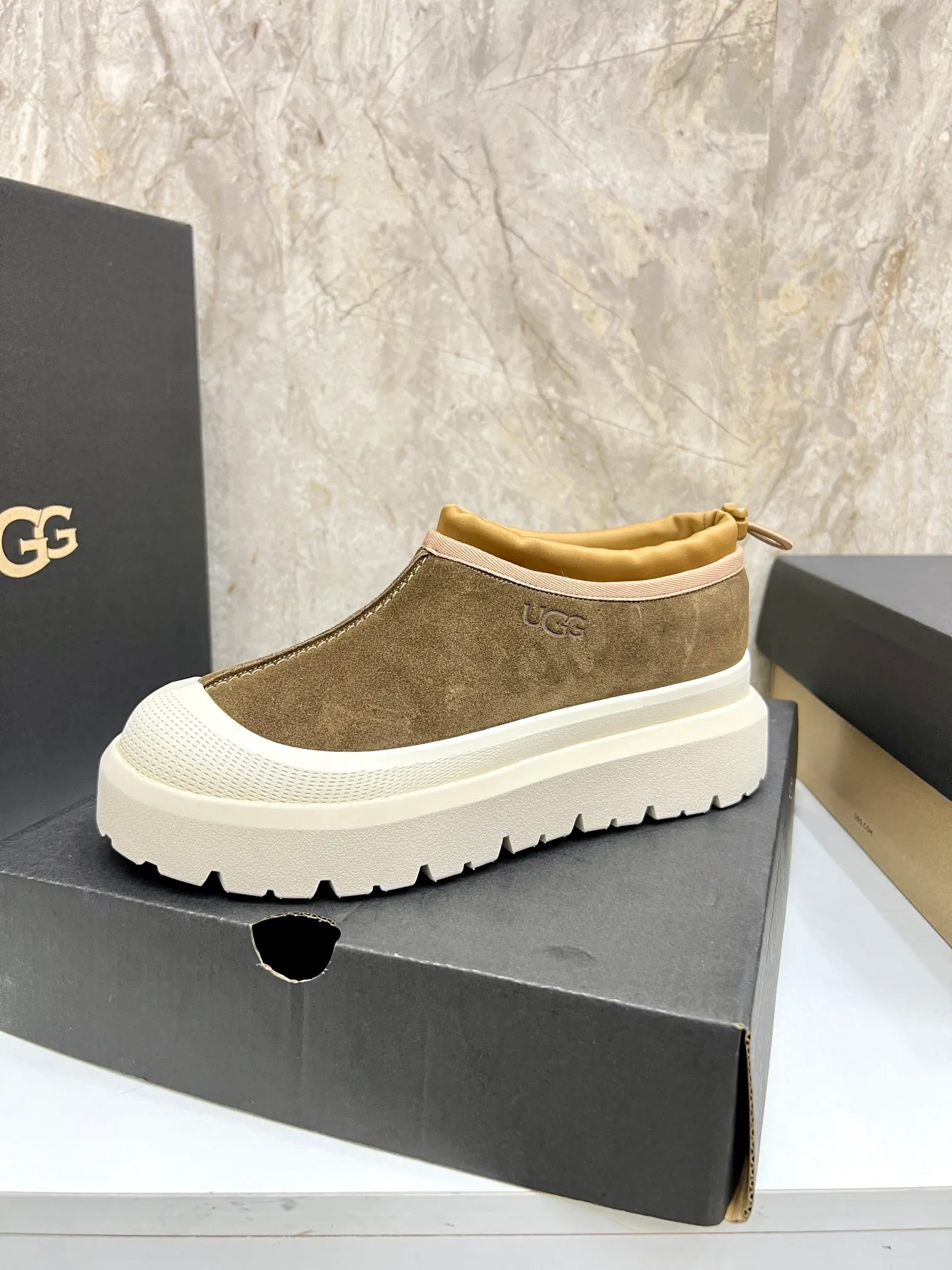 Men's men's shoes💰: 💰540💰Couple model👫 UGG Tasman Weather Hybrid one-second snow boots👢 Wang Yibo's same 👏 classic Tasman shoe is designed with environmentally friendly waterproof and snowproof material, which is both fashionable and functional. At the same time, it is paired with the new UGG Keen furry color-blocked jacket. Bright orange and maroon collide to create a new light outdoor style and open up a new travel experience in early autumn! Using the best materials, the 17mm fur-integrated surface is warmer and more breathable, and the outsole is upgraded to a lightweight and wear-resistant light wing technology outsole! Size: Women’s size 35-40 / Men’s size 38–44 (45 customized) Official website color
